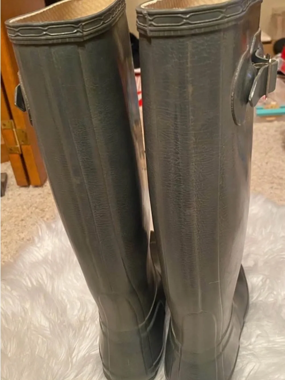 Hunter Gloss Tall Rain Boots in gray/ size 6
